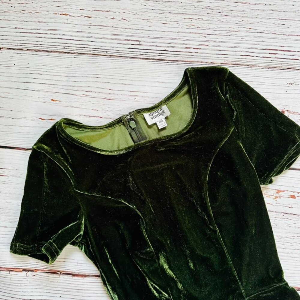 Unique Vintage Green Velvet Short-sleeved Wiggle Dress - Size XS/2